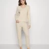 Anna Field Pyjama - Off-white 1 Anna Field Pyjama - Off-white -Anna Field 7196bcd265194d36b884317d7fef07c6